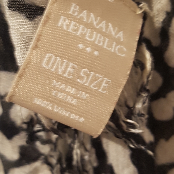 Banana Republic Black and white print scarf - Picture 2 of 2
